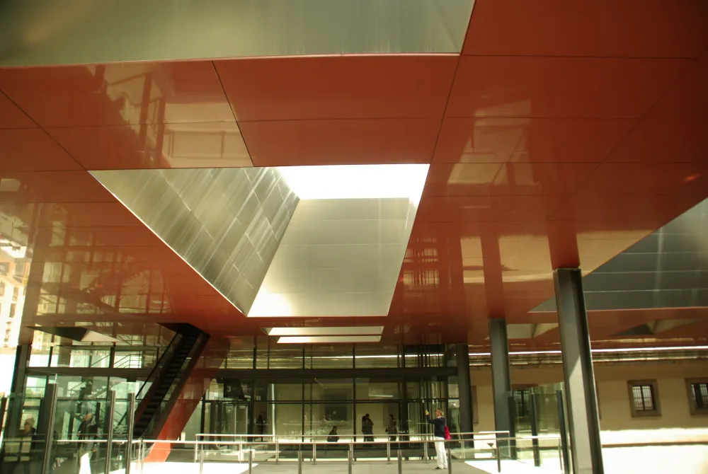 El Museo Reina Sofía al anochecer